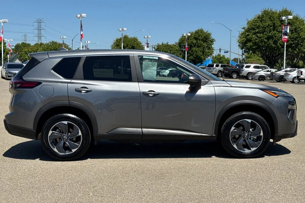 2025 Nissan Rogue SV - Photo 4