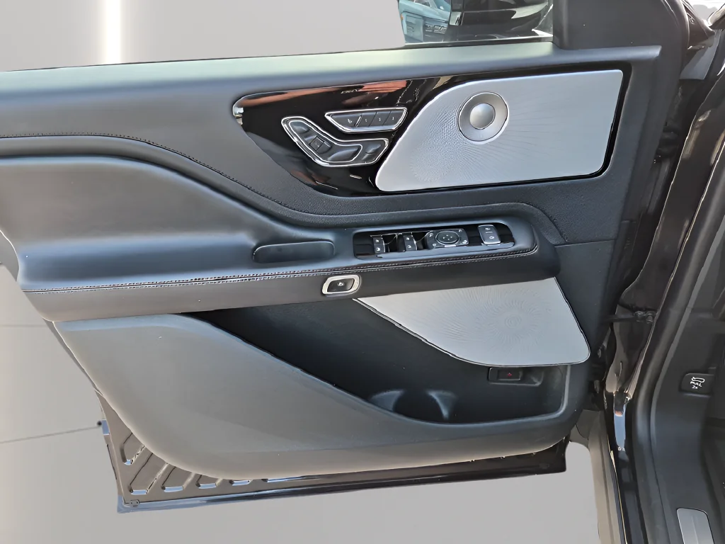 Used 2020 Black Lincoln Reserve image 23
