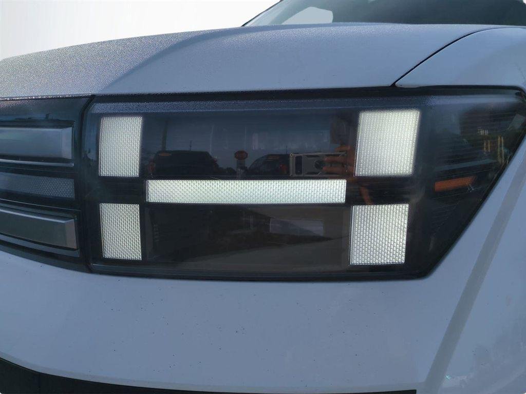 New 2026 White Hyundai SEL FWD image 10
