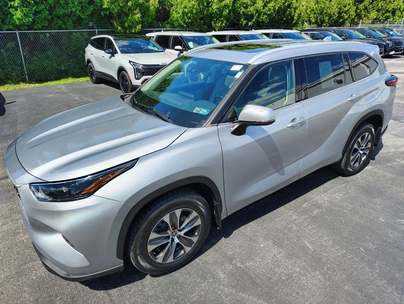 Used 2022 Silver Toyota XLE image 9