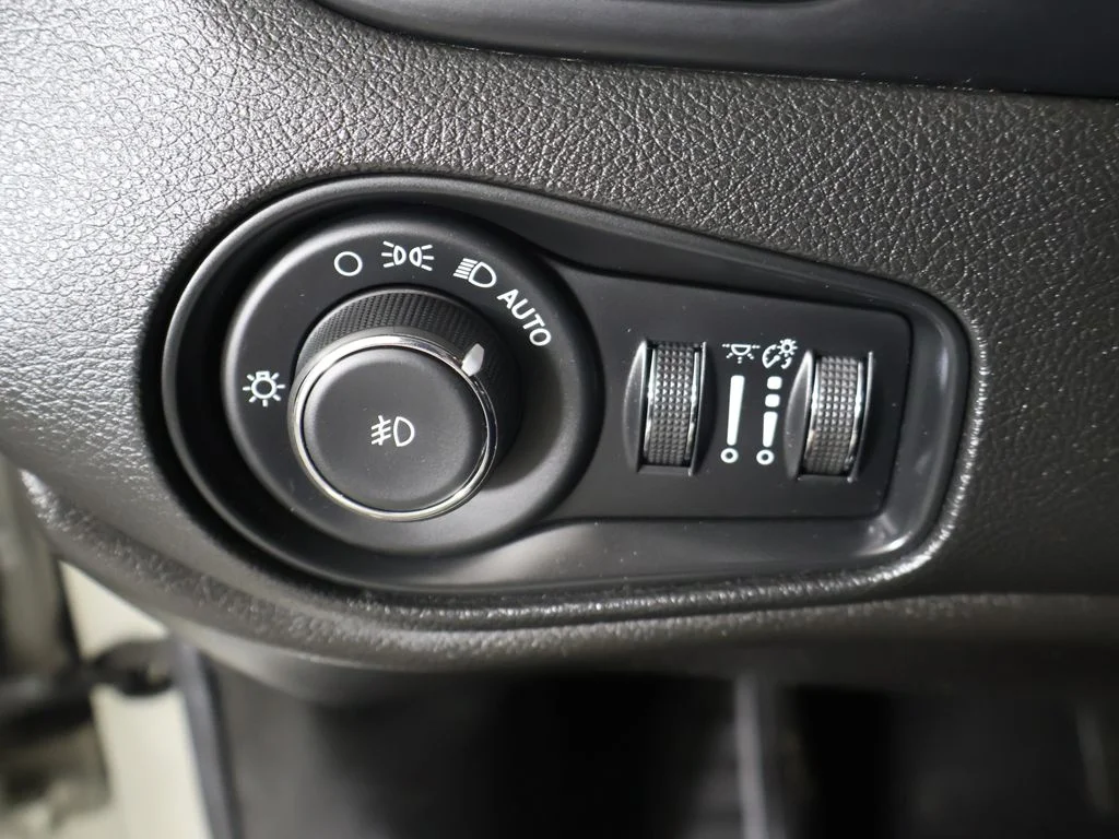 Used 2018 White Jeep Latitude image 31