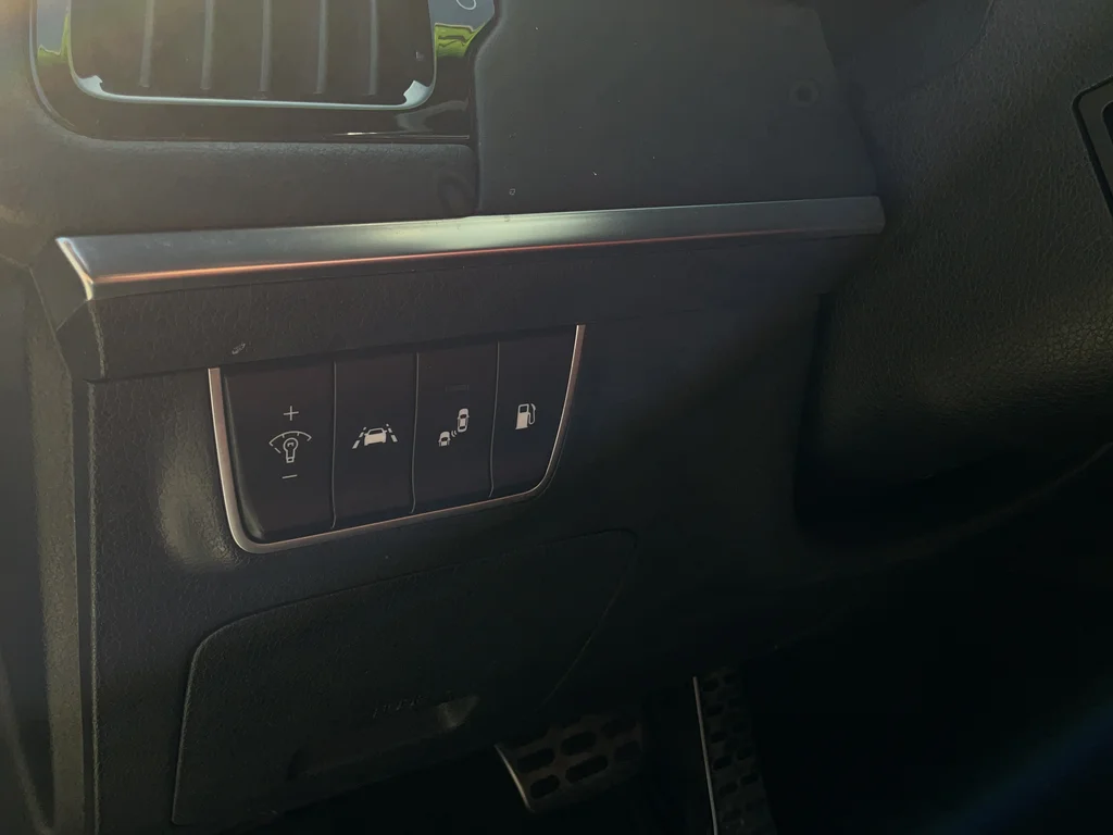 Used 2020 White Kia GT1 image 28