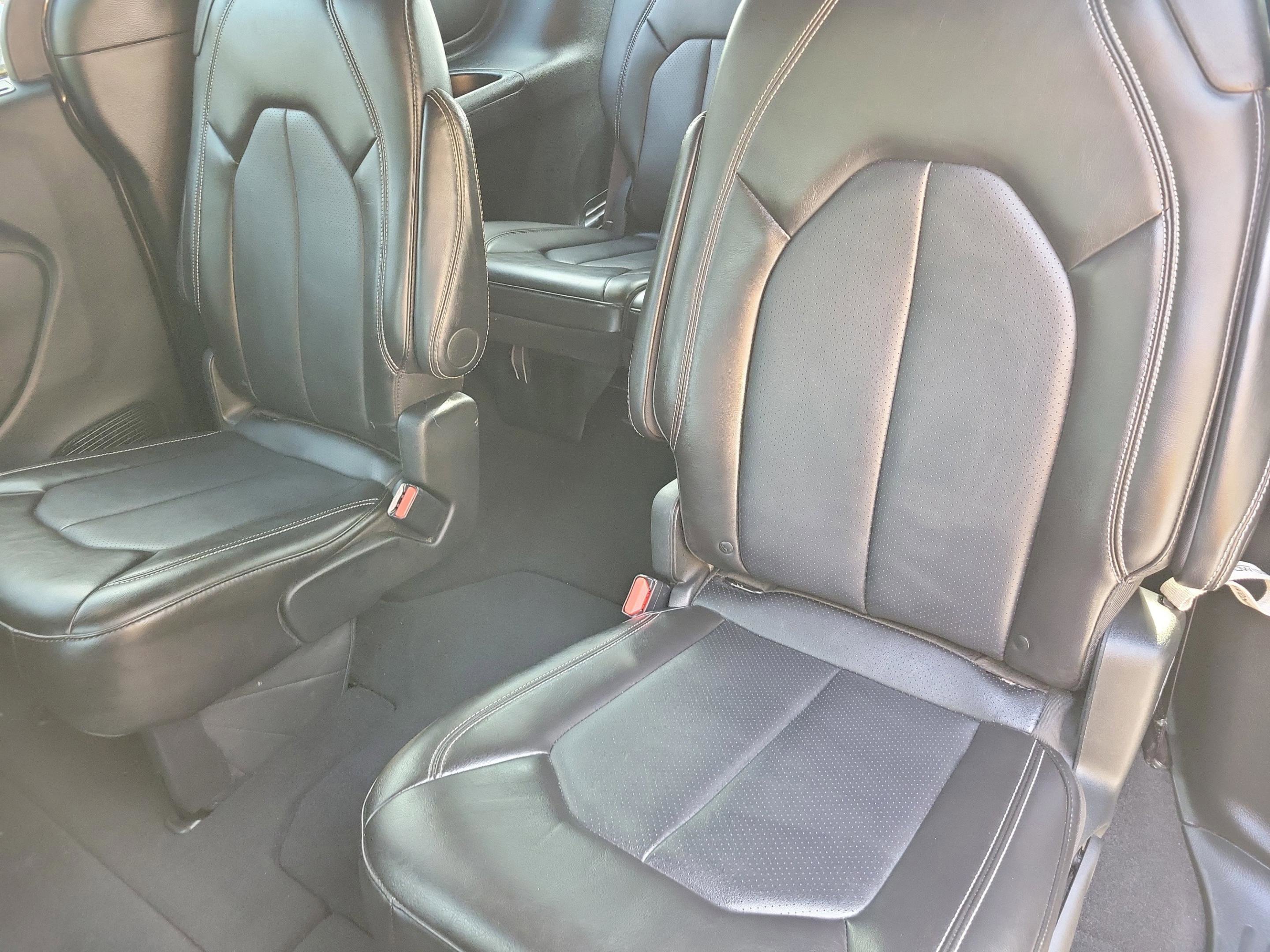 Used 2025 Diamond Black Crystal Pearlcoat Chrysler Select image 16