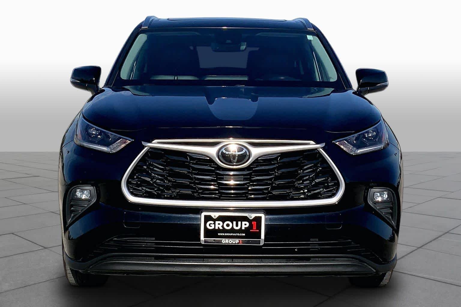 Used 2021 Midnight Black Metallic Toyota XLE image 4
