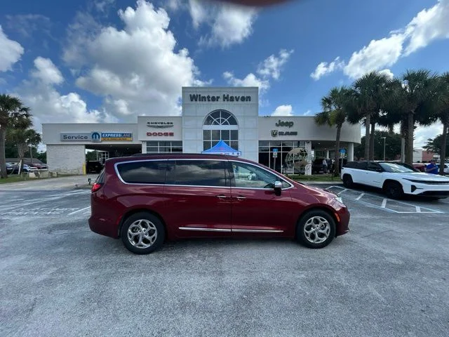 Used 2023  Chrysler Limited image 1