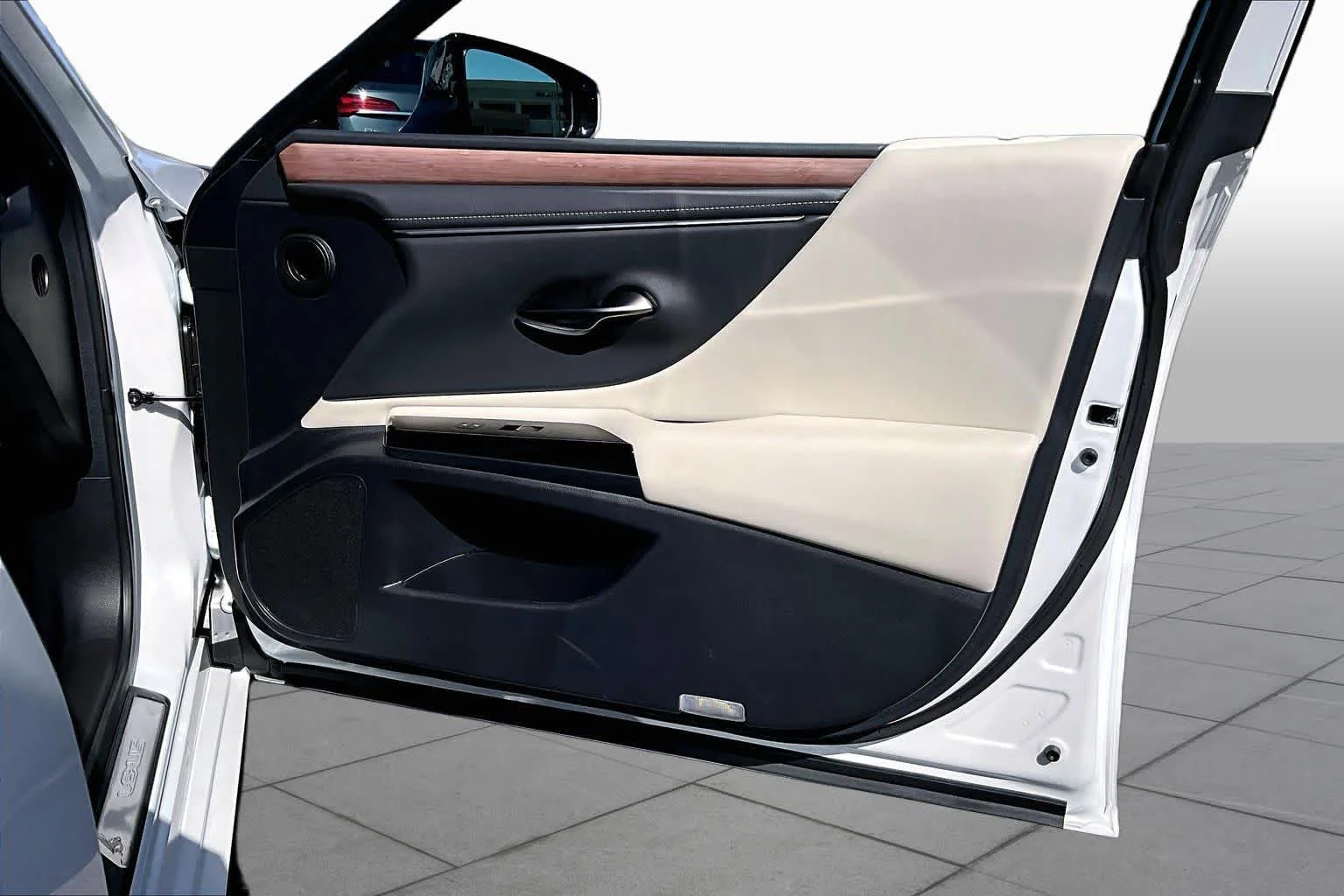 Certified Used 2025 Eminent White Pearl Lexus  image 21