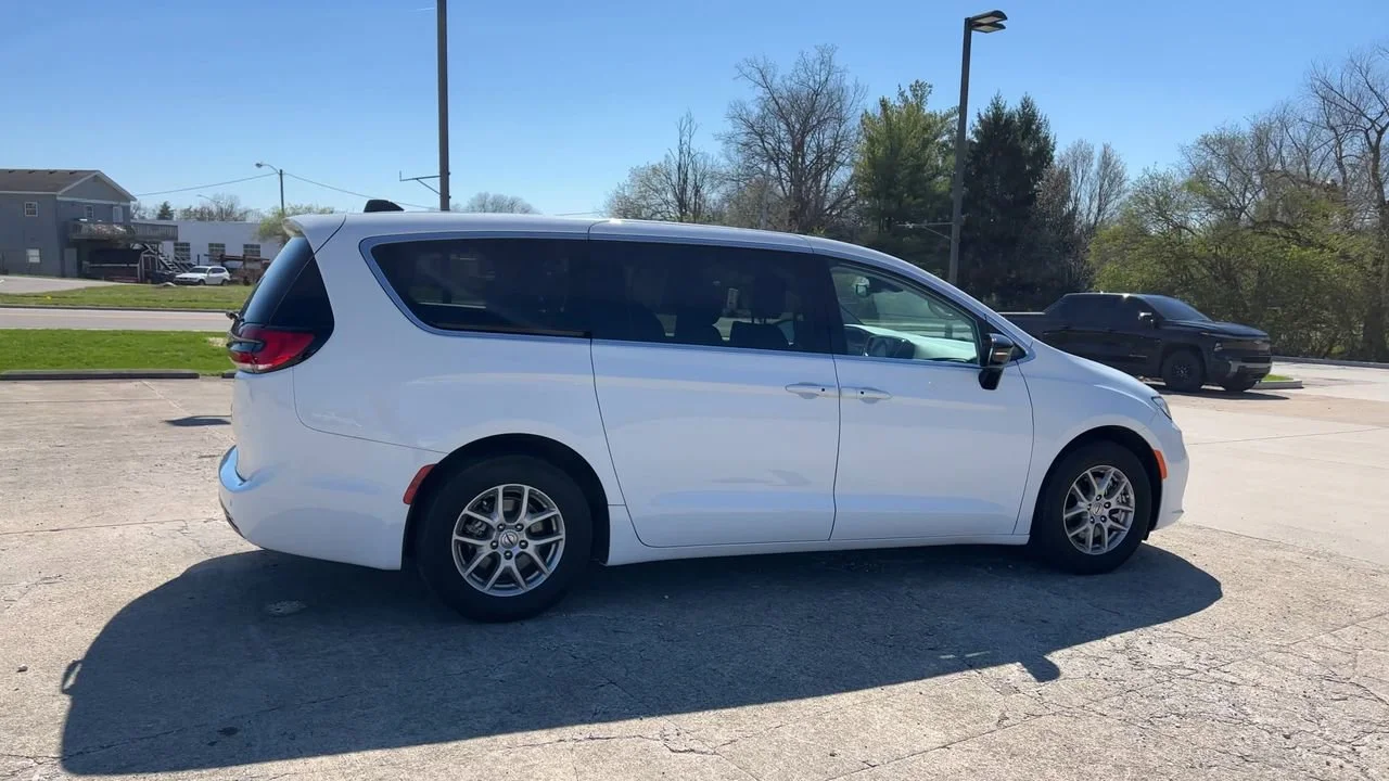 2024 Chrysler Pacifica Touring L - Photo 9