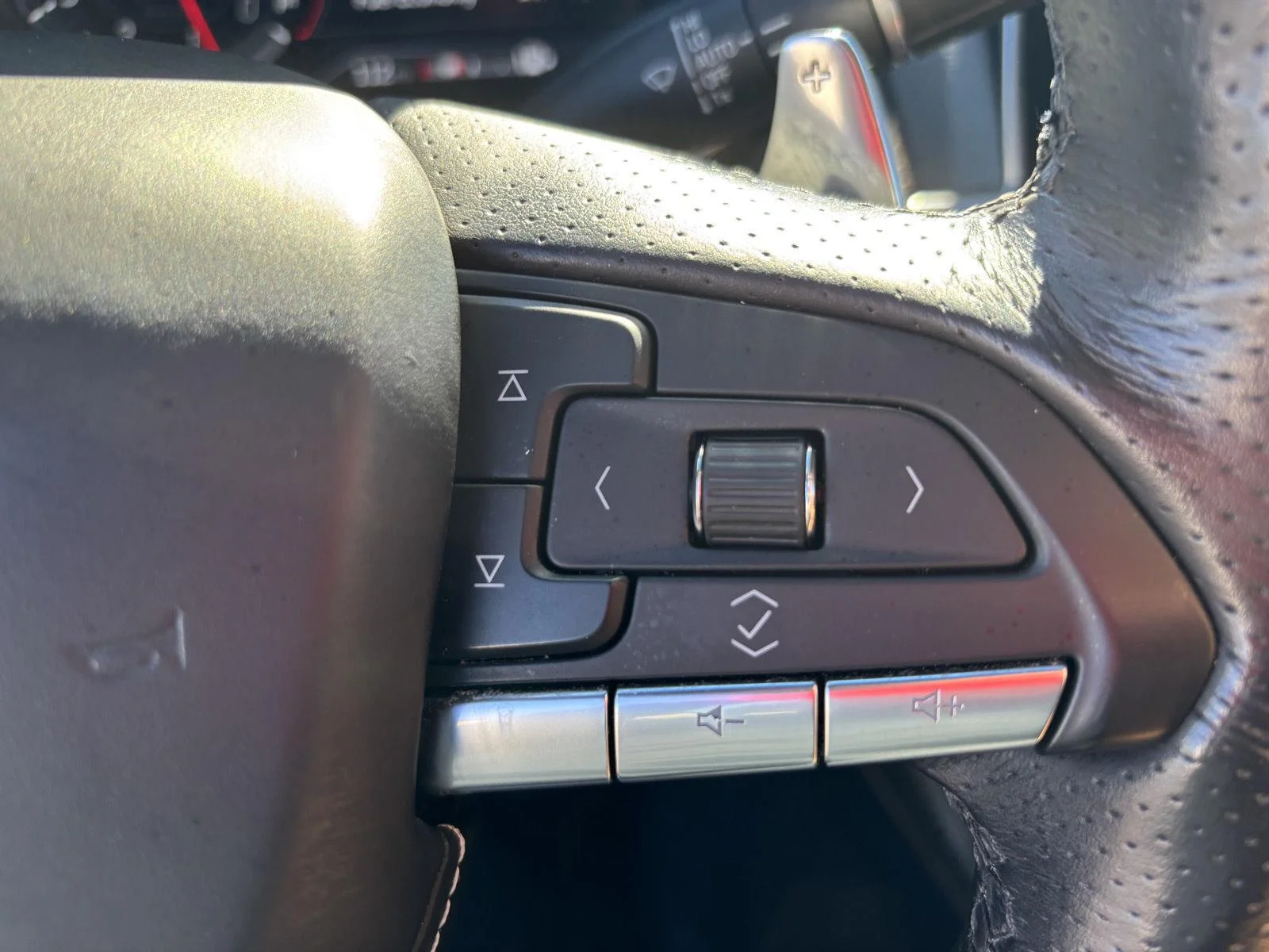 Used 2021 GARNET METALLIC Cadillac Premium Luxury image 25