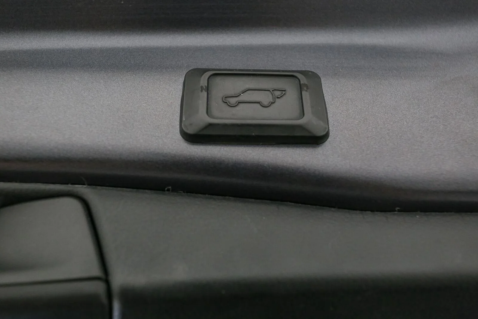 Used 2020 Magnetic Gray Metallic Toyota XLE Premium image 13