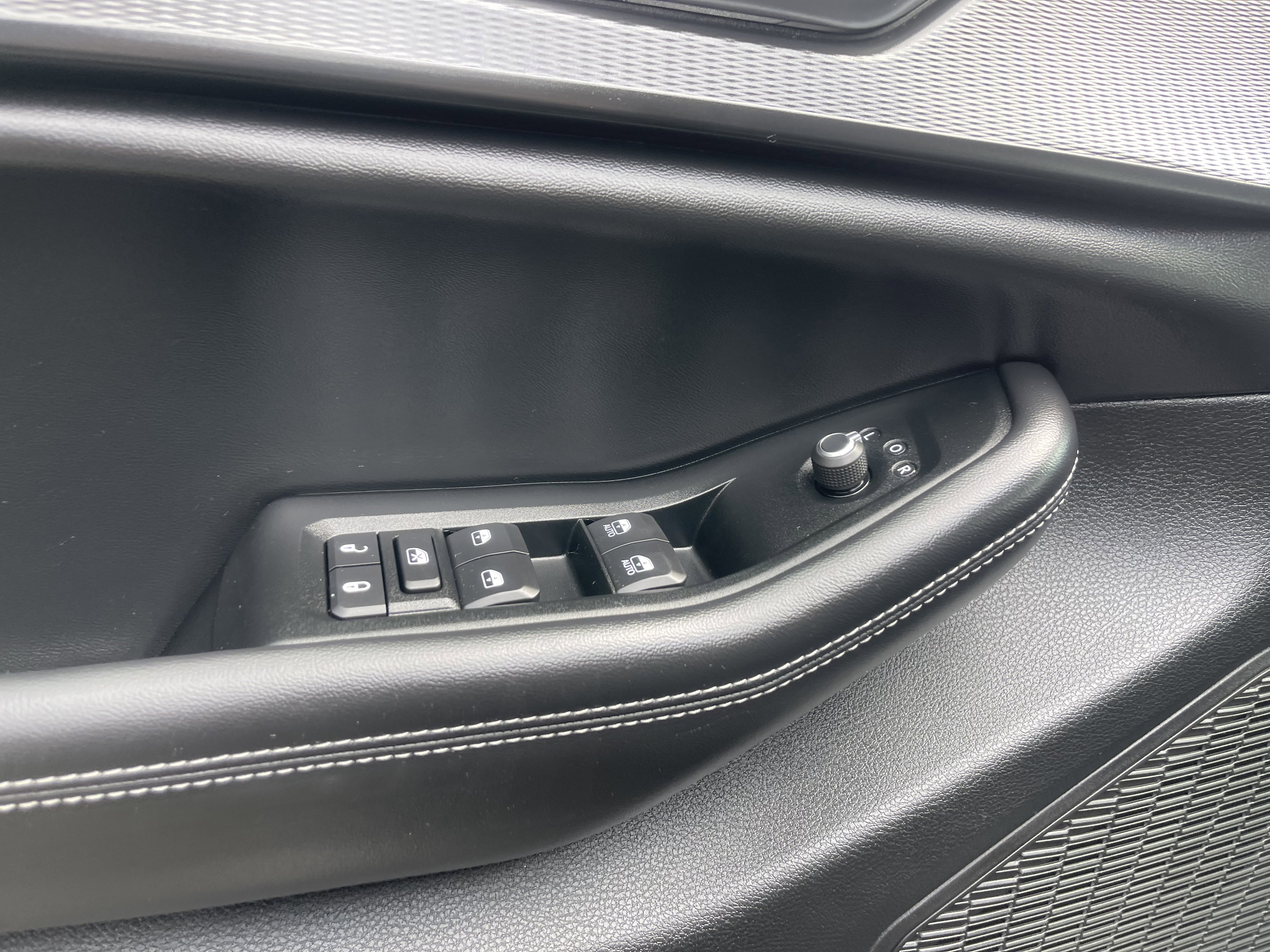 New 2026 Baltic Gray Metallic Clear-Coat Exterior Paint Jeep Laredo image 9