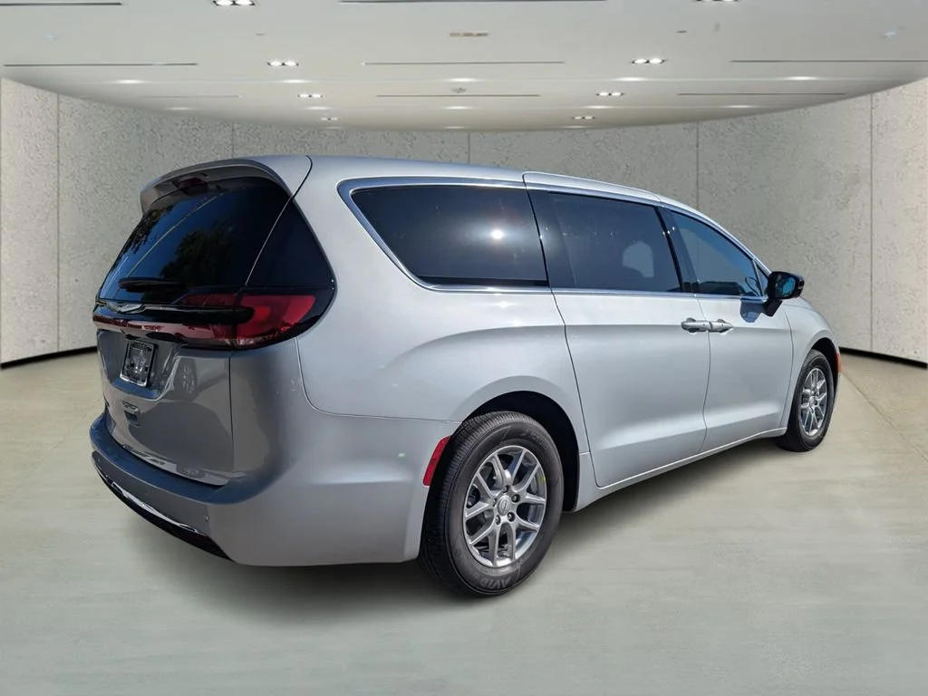 New 2026 Silver Mist Clear-Coat Exterior Paint Chrysler Select image 4