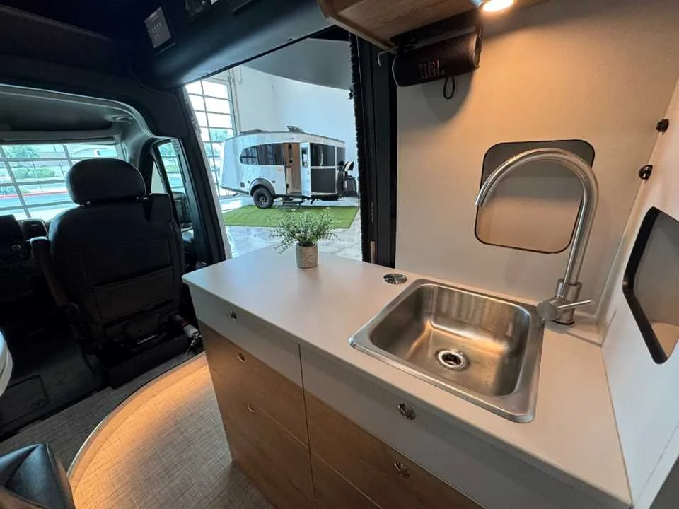 New 2027 BRIGHT SILVER METALLIC AIRSTREAM  image 27