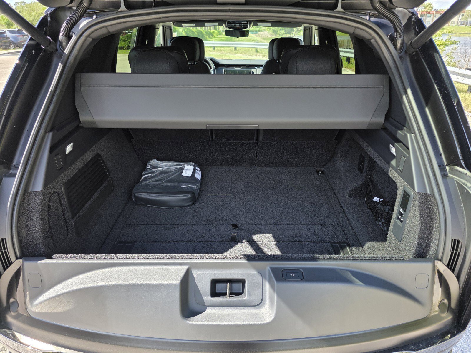 New 2026 Obsidian Black Satin LAND ROVER SV Signature Suite image 14