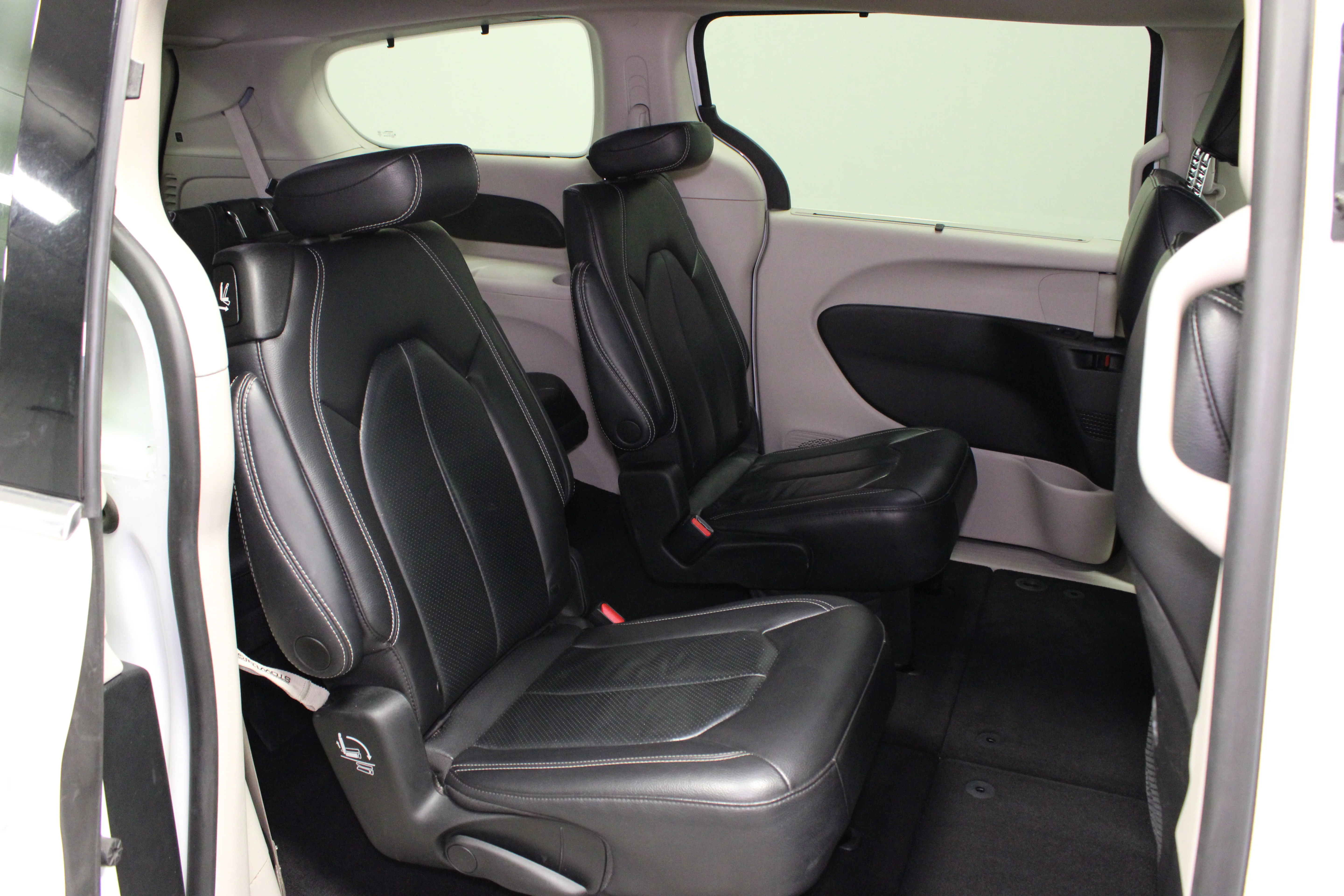 Used 2022 Bright White Clearcoat Chrysler Touring L image 15