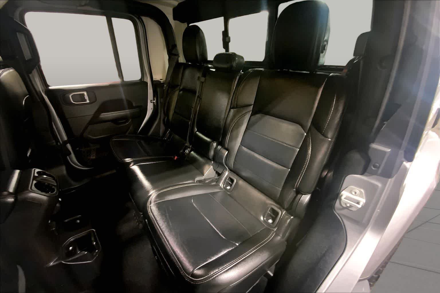 Used 2020 Billet Silver Metallic Clearcoat Jeep Overland image 21