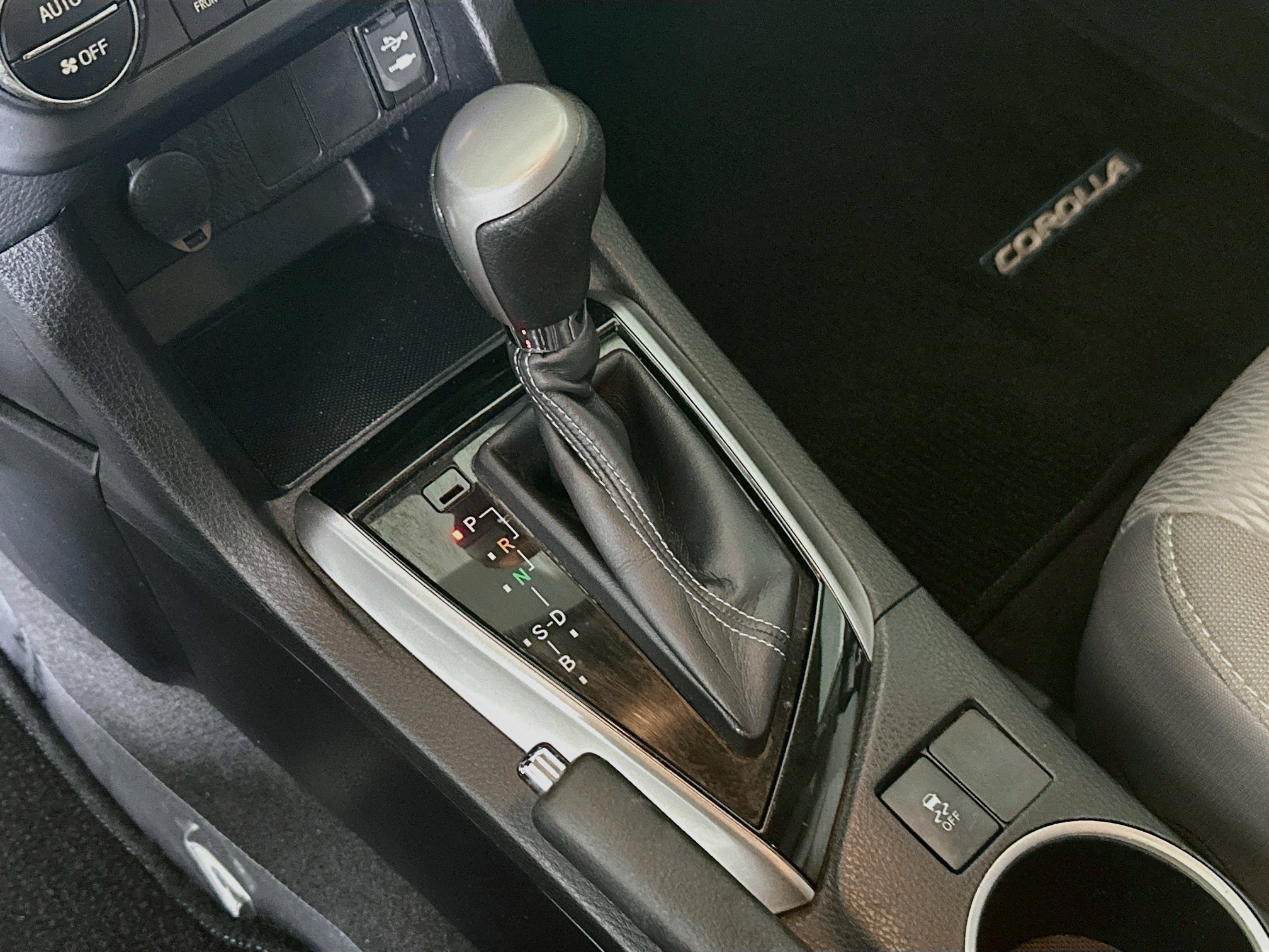 Used 2015 Classic Silver Metallic Toyota LE image 20