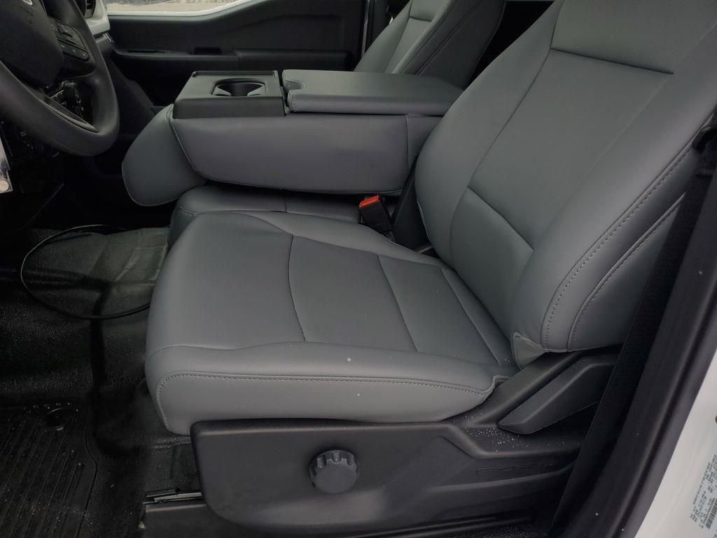 New 2025 Oxford White Ford F-350® XL image 4