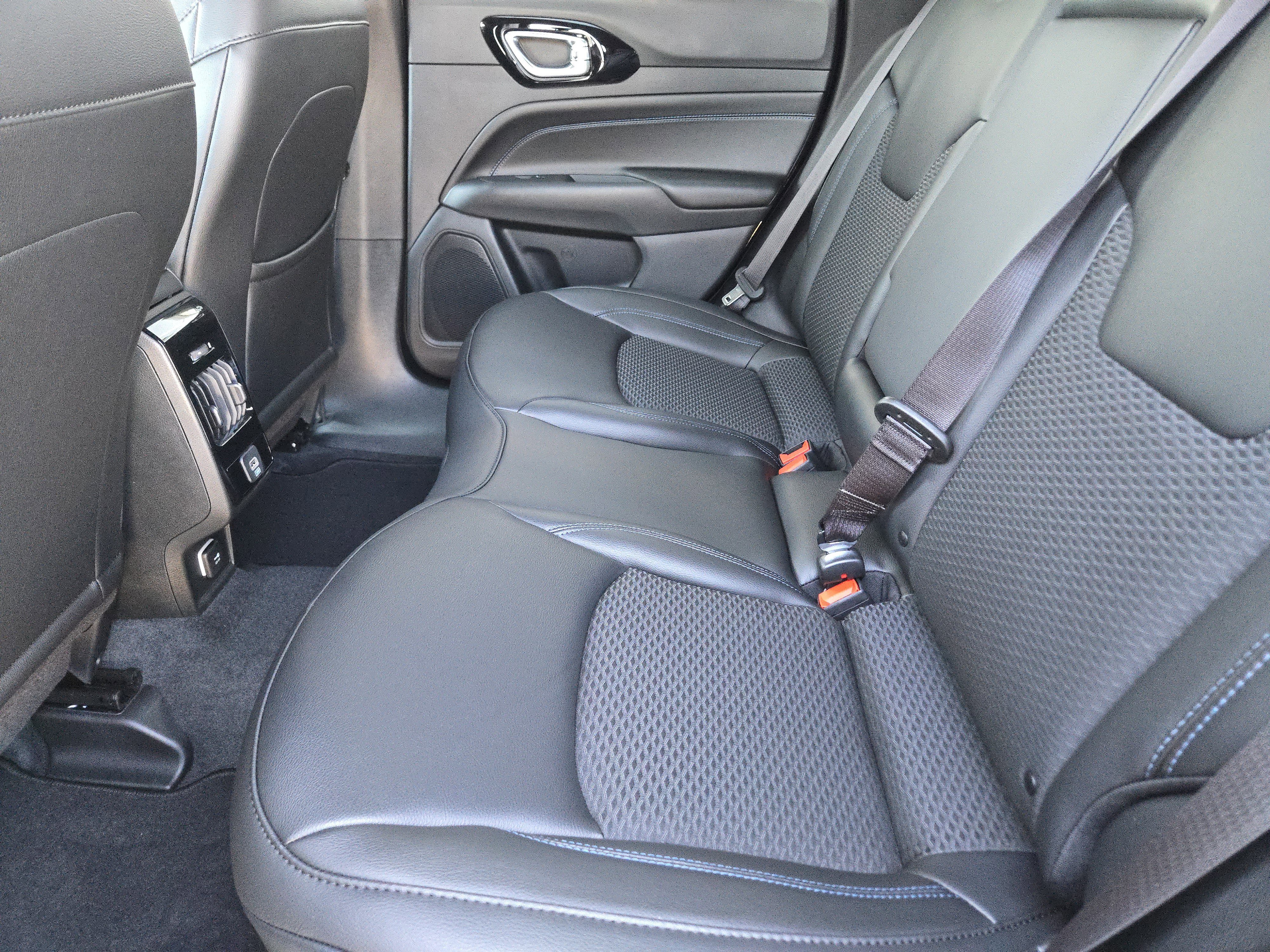 New 2026 Diamond Black Crystal Pearlcoat Jeep Latitude image 21
