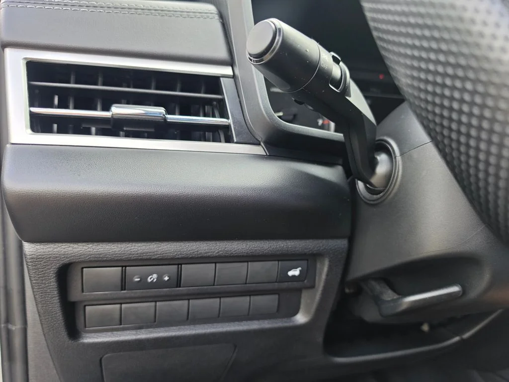 Used 2024  Mitsubishi SE image 23