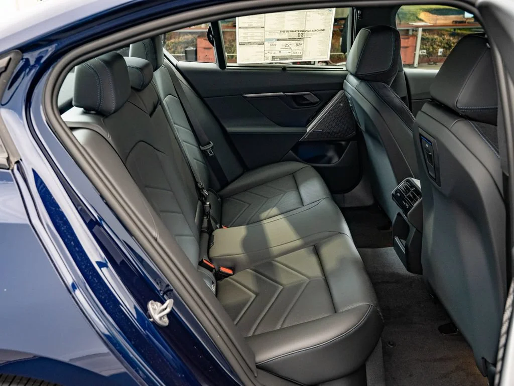 New 2027 Tanzanite Blue II Metallic BMW 550e xDrive image 42