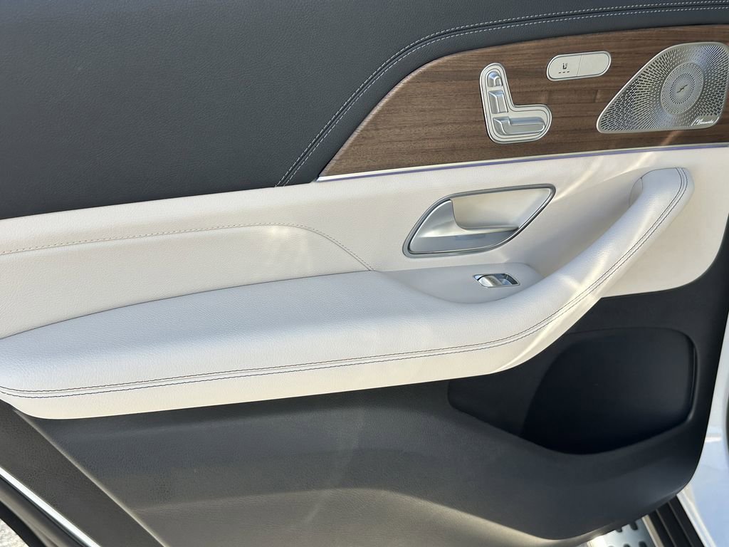 New 2026 MANUFAKTUR Moonlight White Metallic Mercedes-Benz GLS 450 image 27