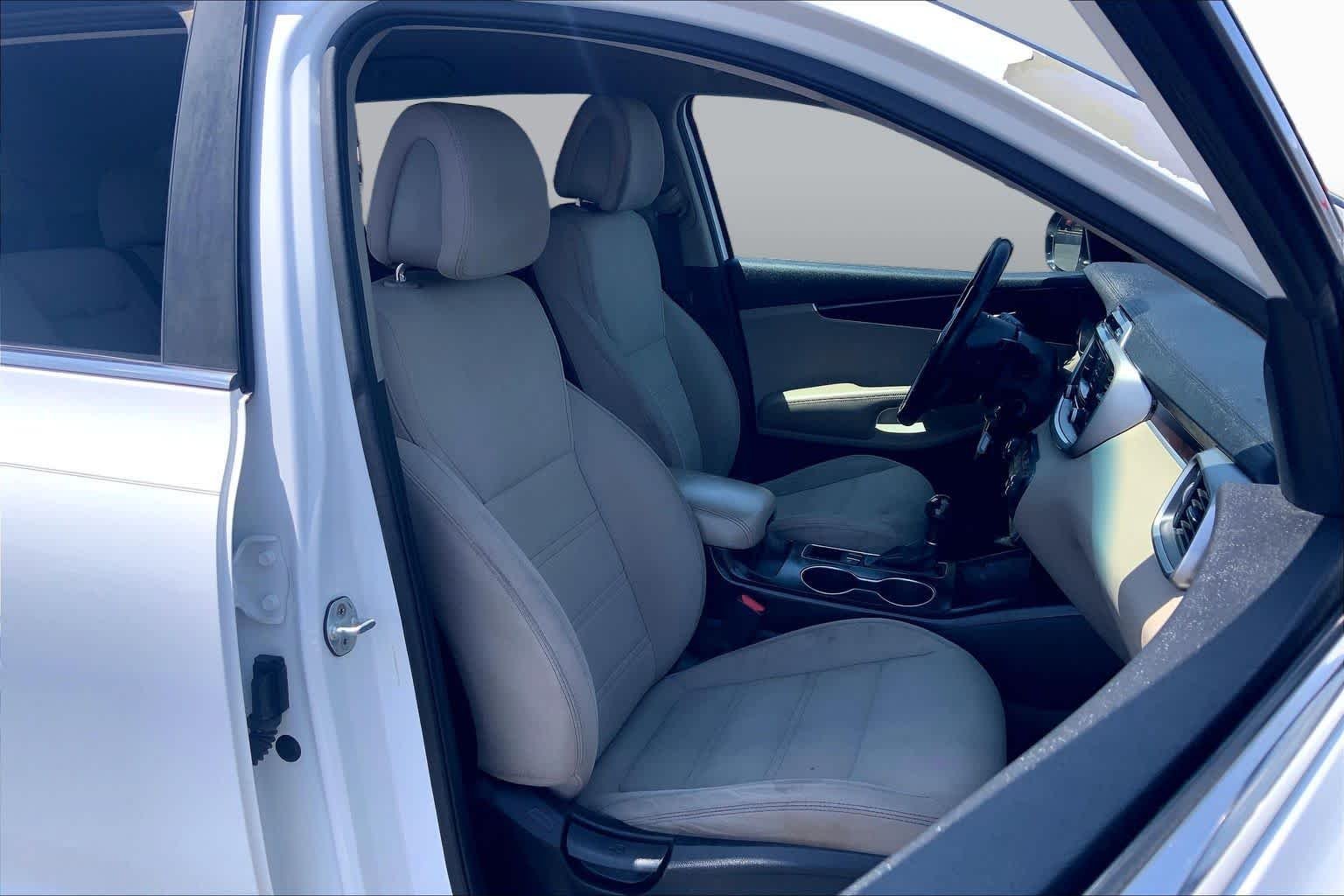 Used 2016 Snow White Pearl Kia LX image 9