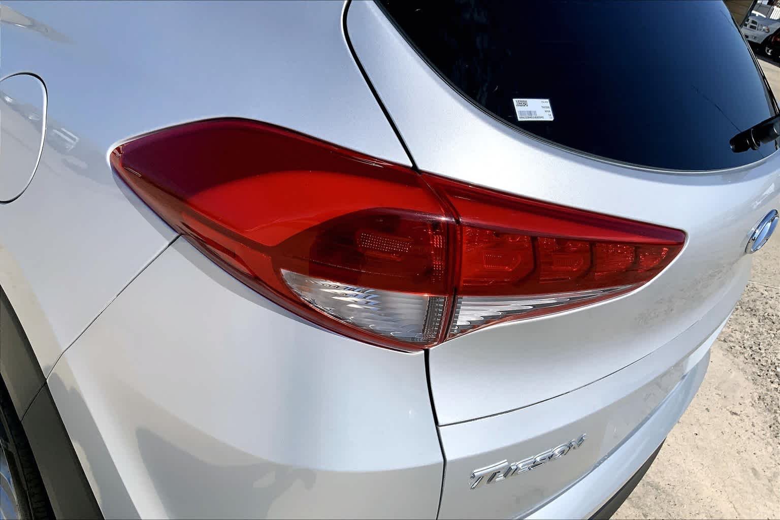 Used 2018 Molten Silver Hyundai SE image 28