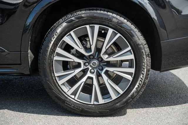 Used 2020 717 Onyx Black metallic Volvo Momentum image 19