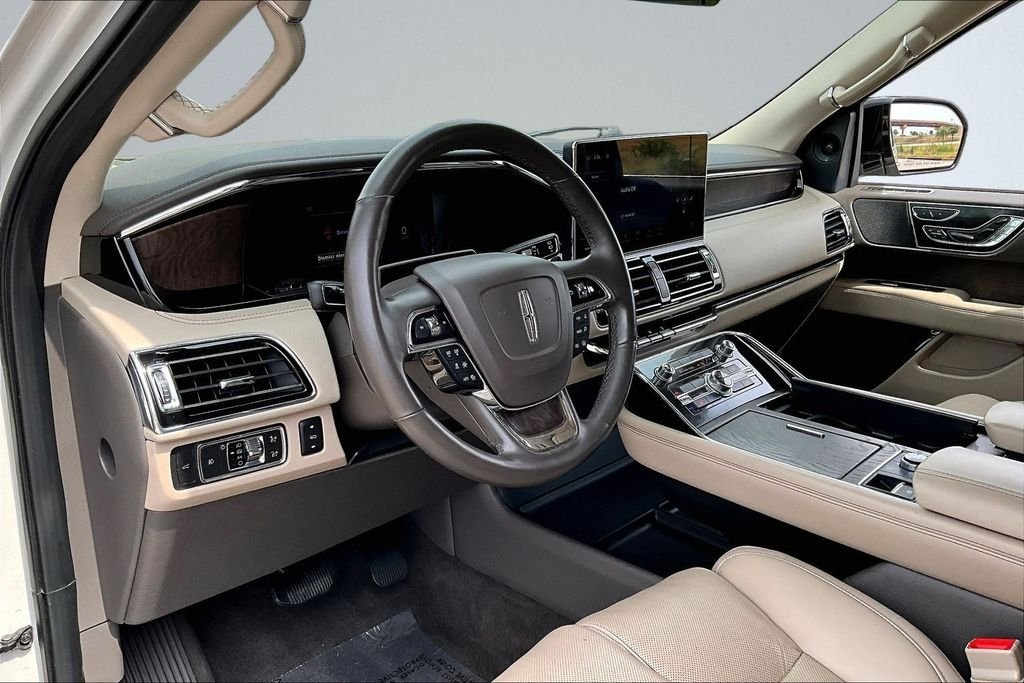Used 2022 White Lincoln Reserve image 11