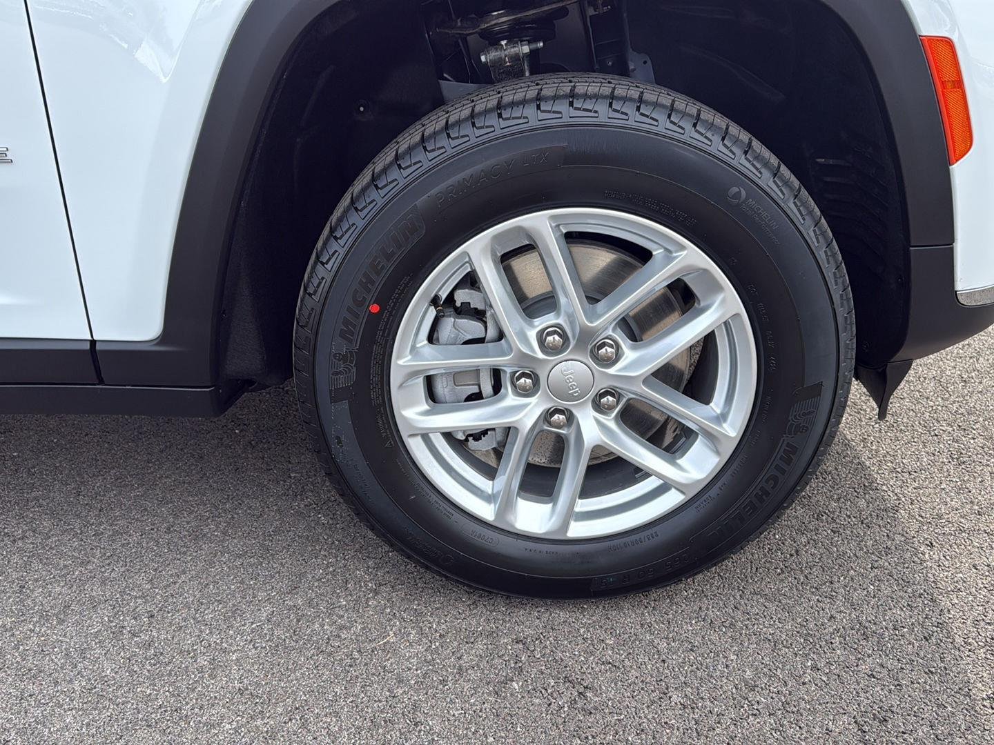 New 2026 Bright White Clear-Coat Exterior Paint Jeep Laredo X image 19