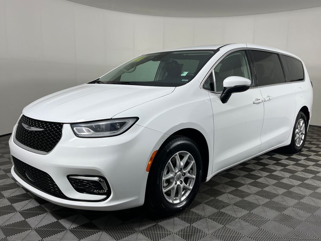 2023 Chrysler Pacifica Touring L's photo