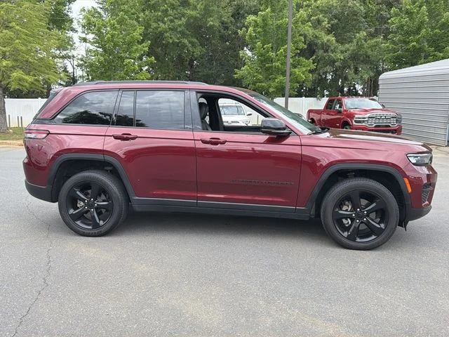 Used 2023 Red Jeep Altitude X image 5