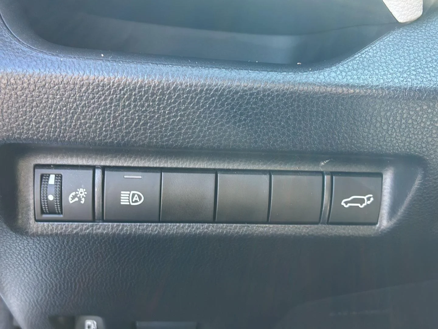 Used 2022 White Toyota XLE image 17