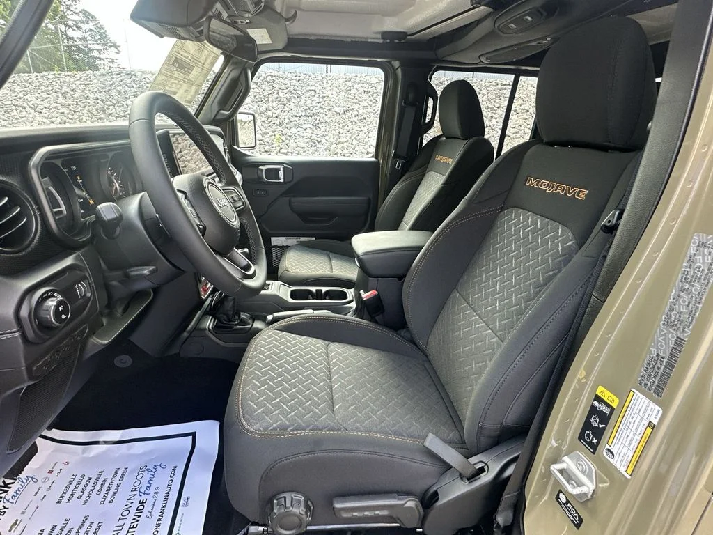 Used 2025 Green Jeep Mojave image 19