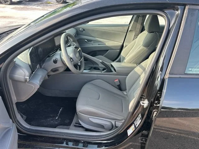 Used 2024 Abyss Black Hyundai SEL image 5