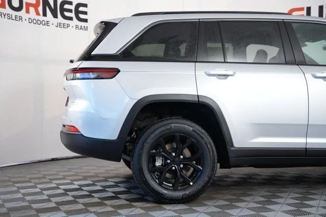 New 2026 Silver Zynith Exterior Paint Jeep Altitude image 34