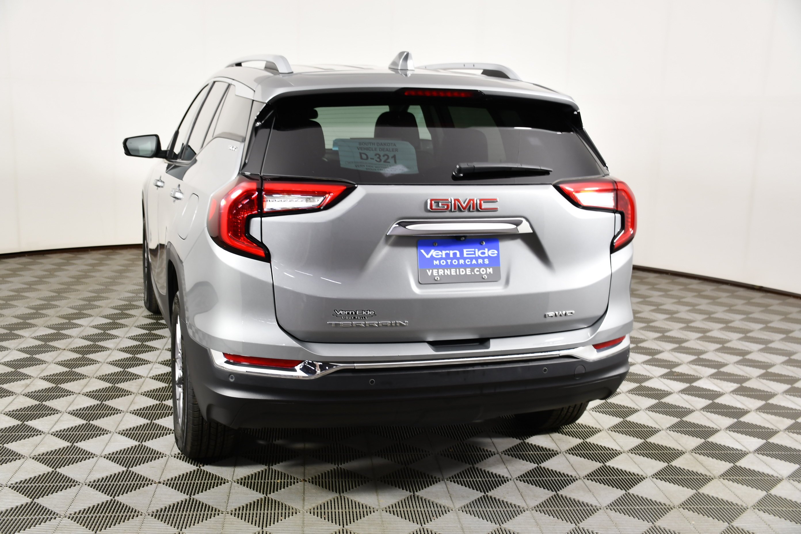 Used 2024 Sterling Metallic GMC SLT image 7