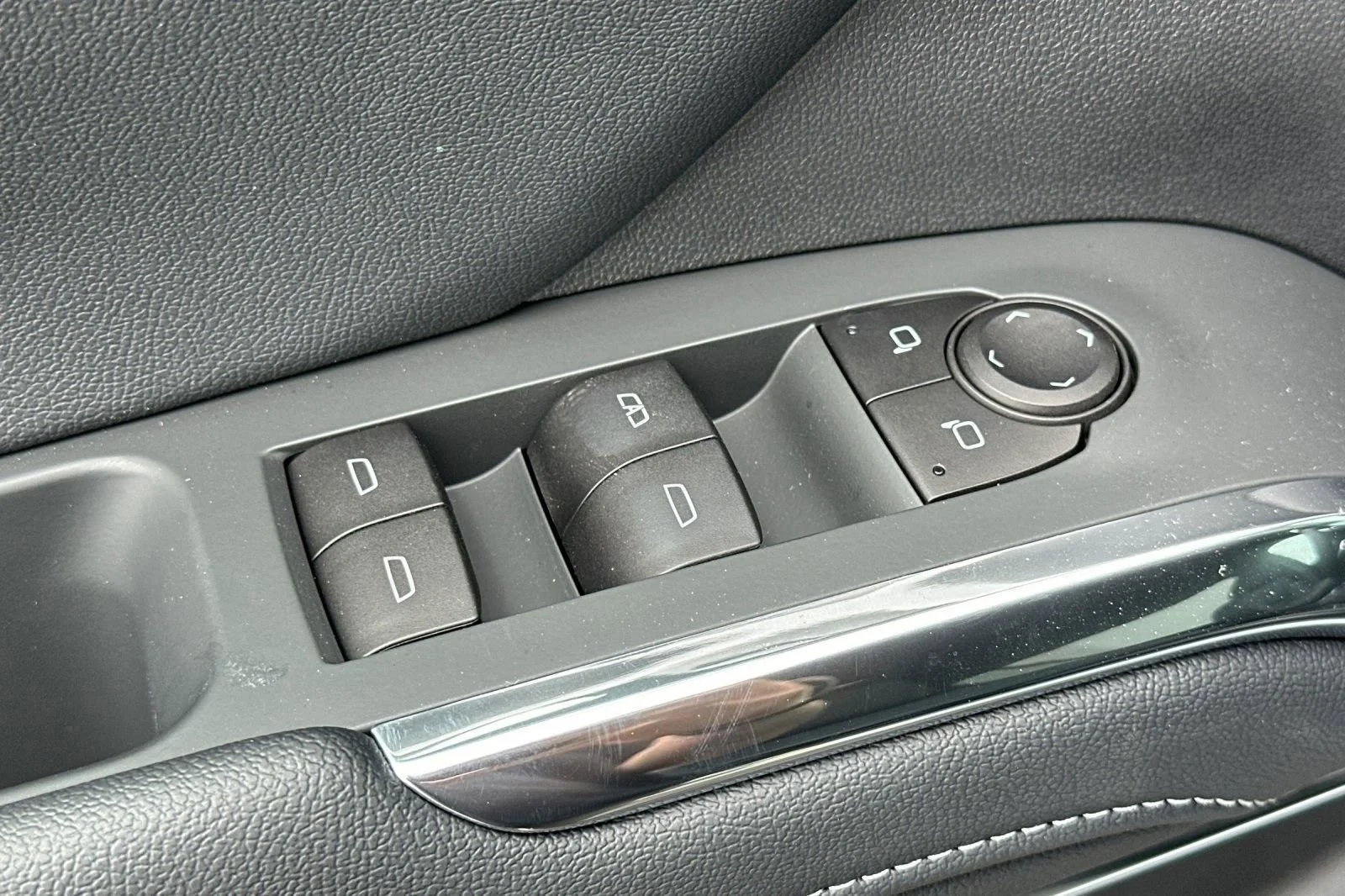 2025 Chevrolet Traverse LT - Photo 12