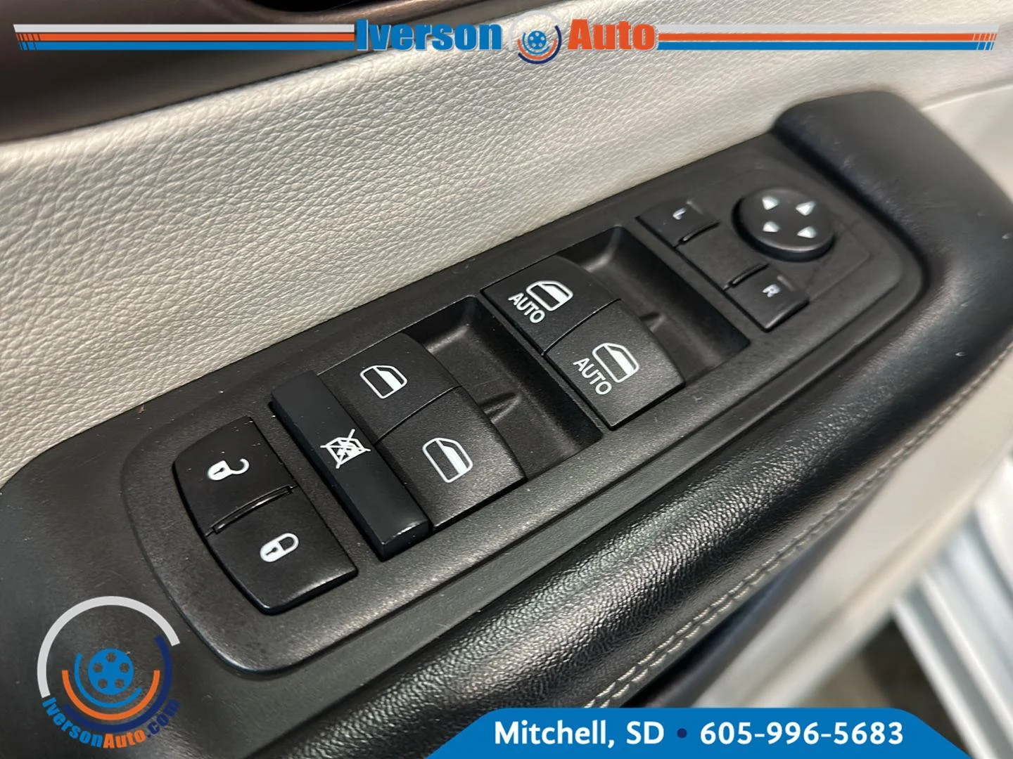 Used 2023 Silver Mist Clearcoat Chrysler LX image 14