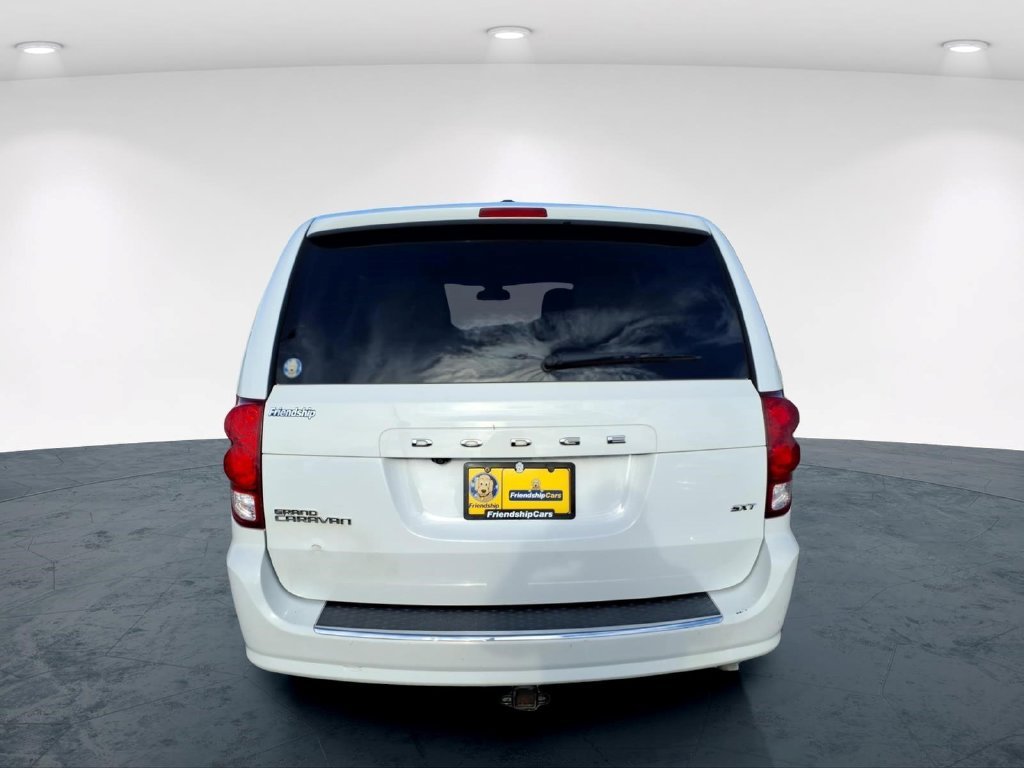 Used 2019 White Dodge SXT image 7