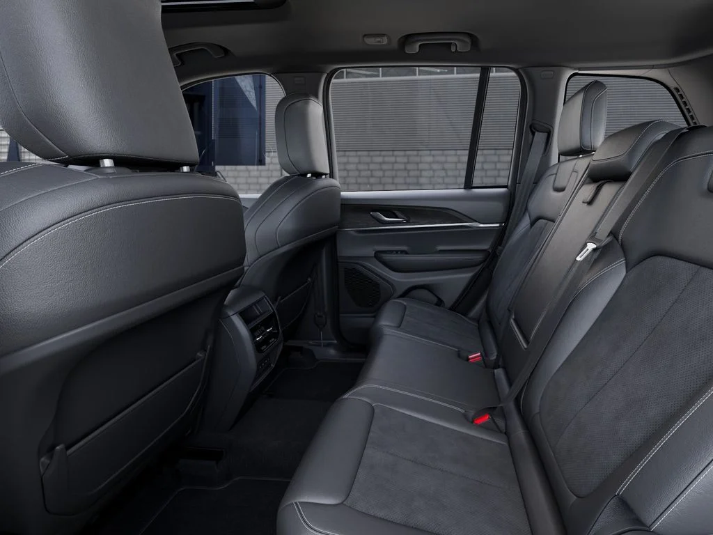 New 2026 Diamond Black Crystal Pearl-Coat Exterior Paint Jeep Laredo Altitude image 23
