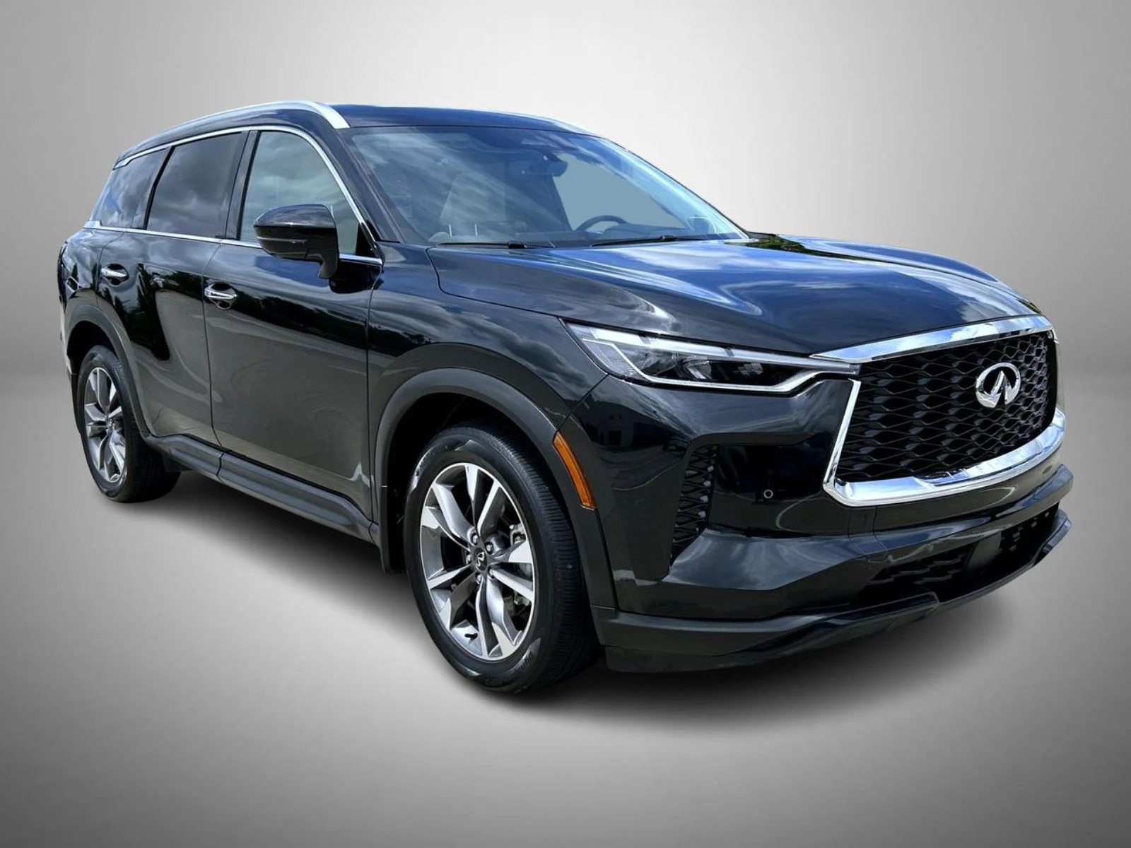 Used 2025 Black INFINITI LUXE image 3