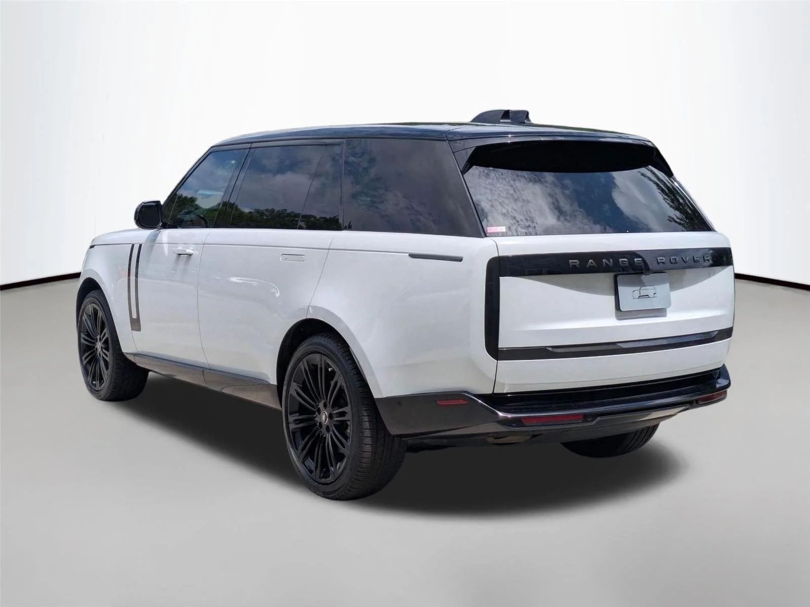 Used 2025 Fuji White Land Rover SE image 7