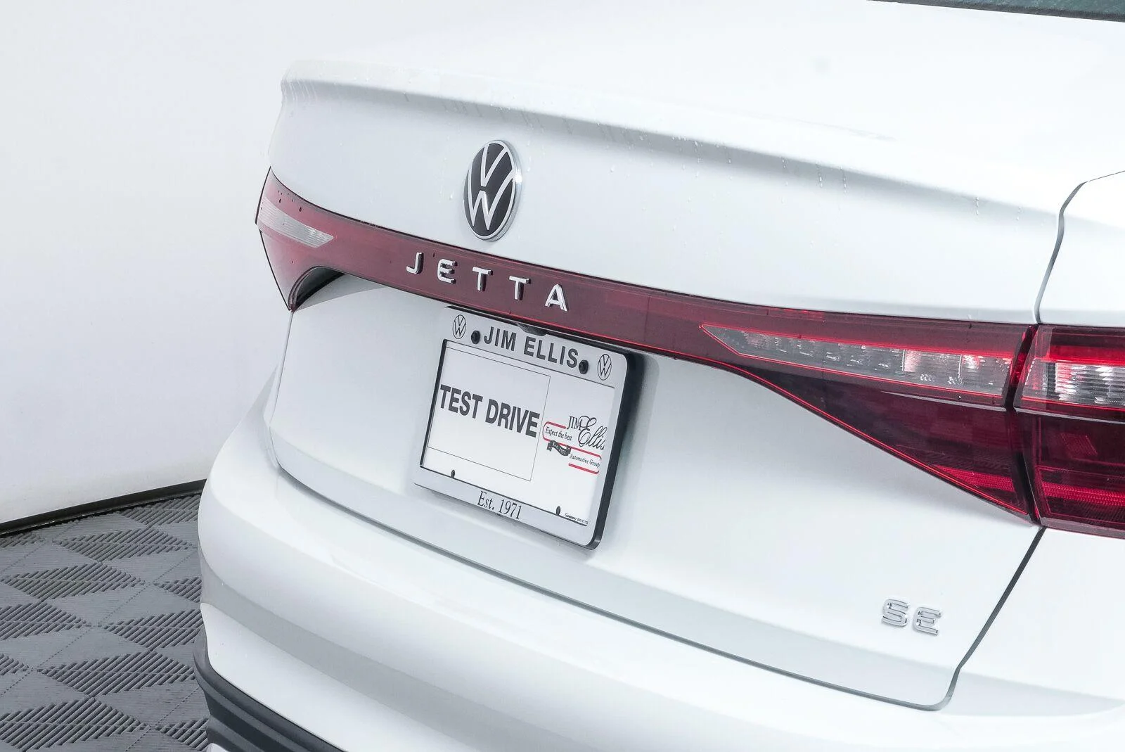 New 2027 Opal White Pearl Volkswagen SE image 38