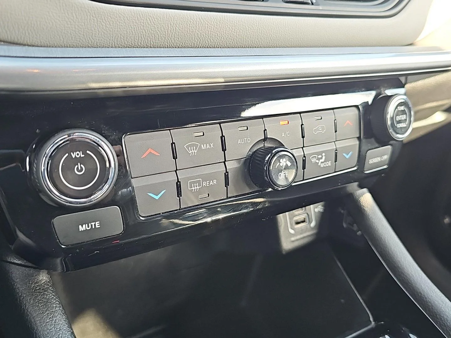 Used 2025 Diamond Black Jeep Limited image 18