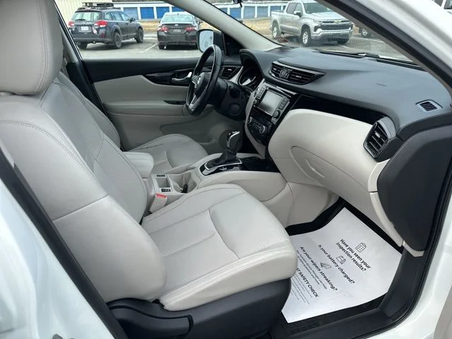 Used 2022 White Nissan SL image 9