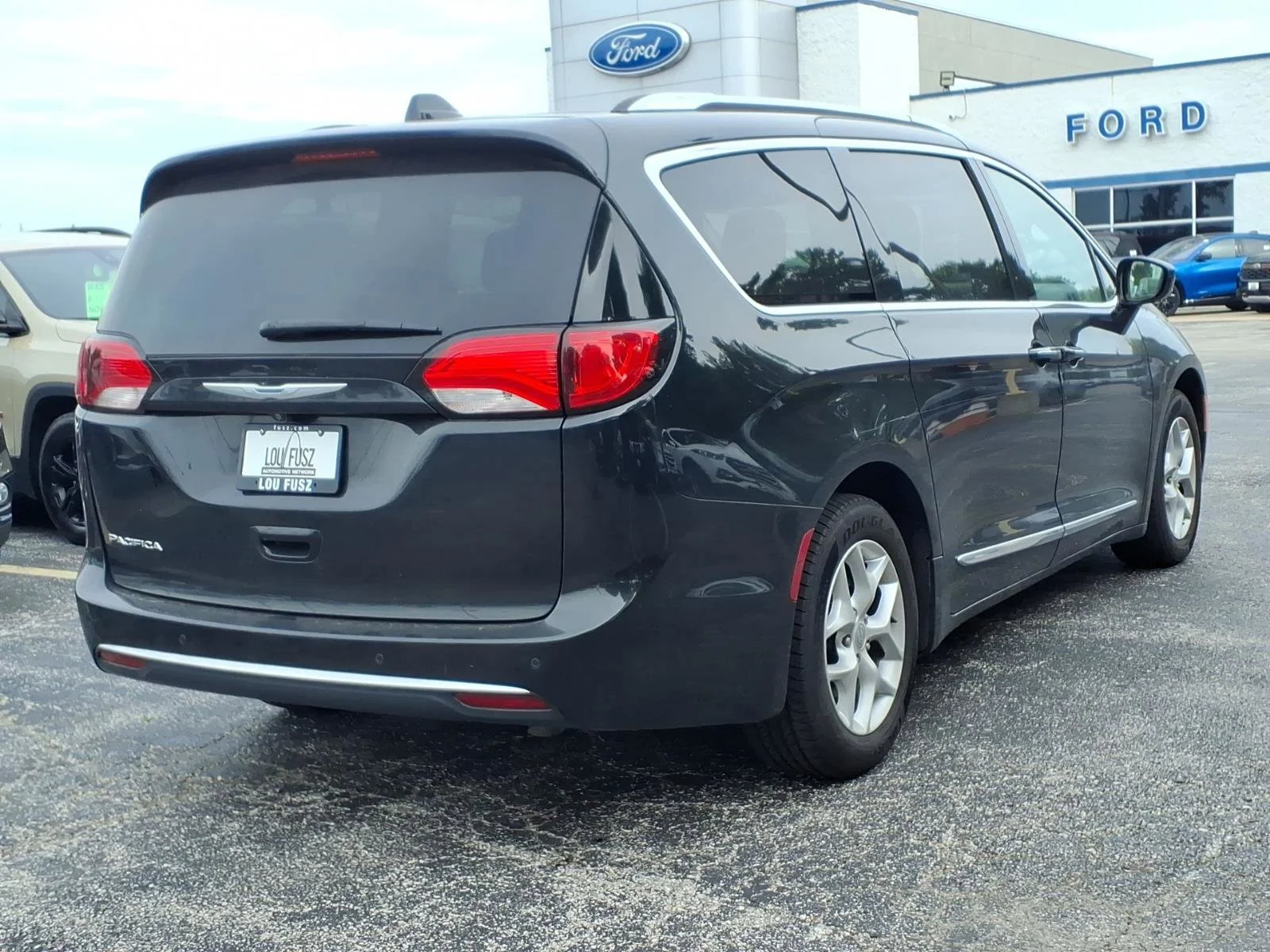 Used 2017 Brilliant Black Crystal Pearlcoat Chrysler Touring-L Plus image 27