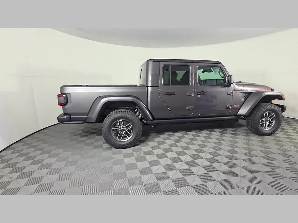 New 2026 Granite Crystal Metallic Clear-Coat Exterior Paint Jeep Mojave X image 24