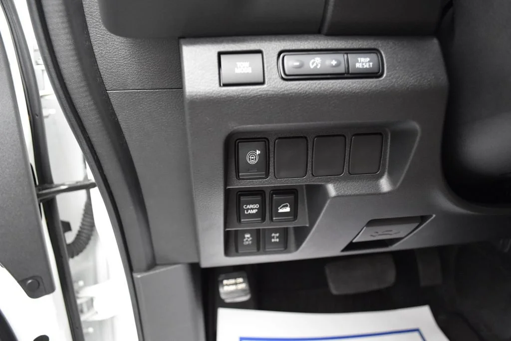 Used 2024 White Nissan PRO-4X image 15
