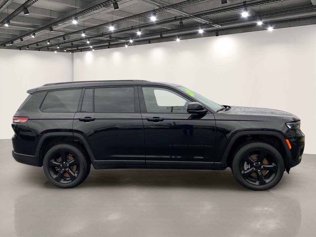 Used 2023 Diamond Black Crystal Pearlcoat Jeep Altitude image 8